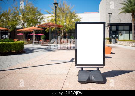 Blank weißer Außenwerbeständer/Sandwich-Board-Modell. Posterstand im Freien im städtischen Einkaufszentrum. Stockfoto