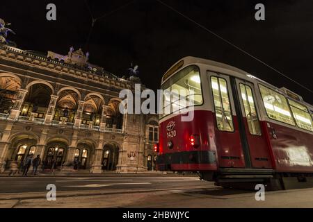 WIEN, ÖSTERREICH - 30. Mai 2017: Blick in die Nacht einer Straßenbahn vor der Wiener Staatsoper in Österreich Stockfoto
