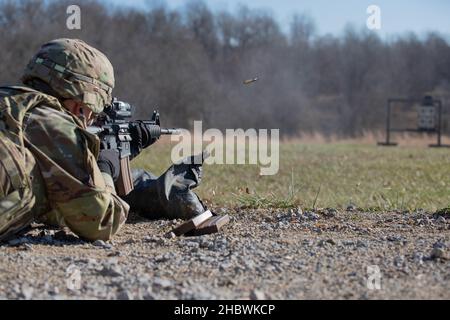 FORT KNOX, Ky. (Dez 15, 2021) – V Corps Soldier SPC. Meghan Langford feuert ihr M4 Gewehr während eines Qualifikationsrandes von M4 in Fort Knox, Kentucky, am 8. Dezember. Die vierteljährliche Qualifikation erhöht das Vertrauen eines Soldaten in sein Waffensystem und erhöht die Bereitschaft einer Einheit, ihre Mission zu erfüllen. (USA Armeefoto von PFC. Devin Klekan/Freigegeben) Stockfoto