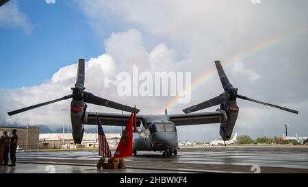 US-Marineinfanteristen mit Marine Medium Tiltrotor Squadron (VMM) 363 führen eine Hilfs- und Ernennungszeremonie auf der Marine Corps Base Hawaii, Kaneohe Bay, Hawaii, 17. Dezember 2021 durch. Während der Zeremonie Sgt. Maj. David Washington war erleichtert und Sgt. Maj. John Schlaud wurde zum Hauptfeldwebel von VMM-363 ernannt. Die Zeremonie symbolisiert den Übergang von Vertrauen und Vertrauen vom scheidenden Sergeant Major zum ankommenden Sergeant Major. (USA Marine Corps Foto von CPL. Dalton J. Payne) Stockfoto