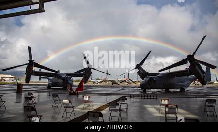 US-Marineinfanteristen mit Marine Medium Tiltrotor Squadron (VMM) 363 führen eine Hilfs- und Ernennungszeremonie auf der Marine Corps Base Hawaii, Kaneohe Bay, Hawaii, 17. Dezember 2021 durch. Während der Zeremonie Sgt. Maj. David Washington war erleichtert und Sgt. Maj. John Schlaud wurde zum Hauptfeldwebel von VMM-363 ernannt. Die Zeremonie symbolisiert den Übergang von Vertrauen und Vertrauen vom scheidenden Sergeant Major zum ankommenden Sergeant Major. (USA Marine Corps Foto von CPL. Dalton J. Payne) Stockfoto