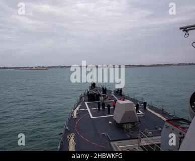 MARINESTÜTZPUNKT ROTA, Spanien (Dez 20, 2021) der Arleigh Burke-Klasse Lenkraketen-Zerstörer USS Roosevelt (DDG 80) zieht am 20. Dezember 2021 in den Hafen der Marinestation Rota, Spanien. Roosevelt, der im spanischen Rota stationiert ist, befindet sich auf seiner dritten Patrouille im Einsatzgebiet der Sechsten US-Flotte zur Unterstützung regionaler Bündnispartner und Partner sowie der nationalen Sicherheitsinteressen der USA in Europa und Afrika. (USA Navy Foto von Mass Communication Specialist 2nd Class Andrea Rumple/veröffentlicht) Stockfoto