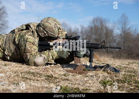 FORT KNOX, Ky. (Dez 15, 2021) – V Corps Soldier SFC. Marvin Luke feuert sein M4 Gewehr während eines Qualifikationsrandes von M4 in Fort Knox, Kentucky, am 8. Dezember. Die vierteljährliche Qualifikation erhöht das Vertrauen eines Soldaten in sein Waffensystem und erhöht die Bereitschaft einer Einheit, ihre Mission zu erfüllen. (USA Armeefoto von PFC. Devin Klekan) Stockfoto