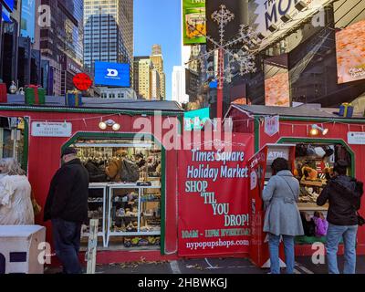 Am Times Square in New York City werden während der Weihnachtszeit am 12. Dezember 2021 Weihnachtsmarktstände gebaut. Stockfoto