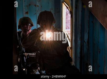 Soldaten der Nationalgarde der US-Armee und der 133rd Military Police Company, South Carolina National Guard, führen Schulungsoperationen im McCrady Training Center in Eastover, South Carolina, durch, 16. Dezember 2021. Die Schulung bestand aus Polizeioperationen, Patrouillenwegen und Festnahme von Personal. Die Schulung ist Teil der Vorbereitungen für den bevorstehenden Einsatz. (USA Foto der Armee-Nationalgarde von Sgt. Tim Andrews, Nationalgarde Von South Carolina) Stockfoto