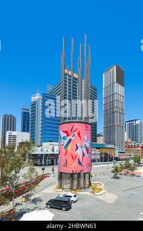 Vertikaler Blick auf den Yagan Square, ein beliebtes Touristenziel im Perth Central Business District, Western Australia, WA, Australien Stockfoto