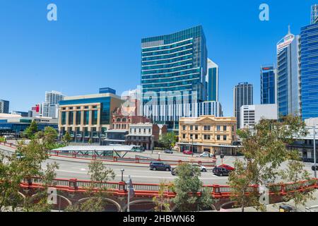 Zentrale Business Skyline vom Yagan Square aus gesehen, einem beliebten Touristenziel in Perth CBD, Western Australia, WA, Australien Stockfoto