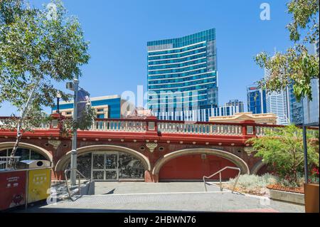 Zentrale Business Skyline vom Yagan Square aus gesehen, einem beliebten Touristenziel in Perth CBD, Western Australia, WA, Australien Stockfoto