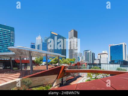 Zentrale Business Skyline vom Yagan Square aus gesehen, einem beliebten Touristenziel in Perth CBD, Western Australia, WA, Australien Stockfoto