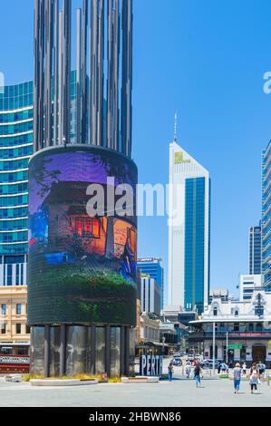 Vertikaler Blick auf den Yagan Square, ein beliebtes Touristenziel im Perth Central Business District, Western Australia, WA, Australien Stockfoto