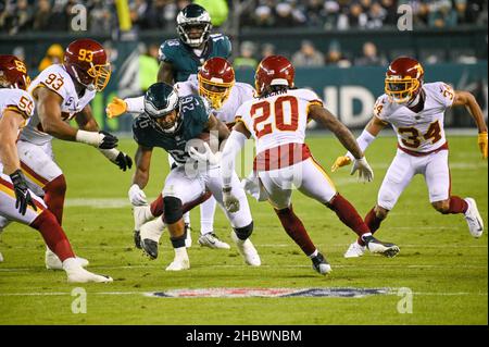 Philadelphia, Pennsylvania, USA. 21st Dez 2021. 21. Dezember 2021, Philadelphia PA- Eagles-Fußballspieler MILES SANDERS RB (26) während des Spiels auf dem Lincoln Financial Field in Aktion (Bildnachweis: © Ricky Fitchett/ZUMA Press Wire) Stockfoto