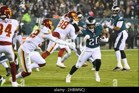 Philadelphia, Pennsylvania, USA. 21st Dez 2021. 21. Dezember 2021, Philadelphia PA- Eagles-Fußballspieler MILES SANDERS RB (26) während des Spiels auf dem Lincoln Financial Field in Aktion (Bildnachweis: © Ricky Fitchett/ZUMA Press Wire) Stockfoto