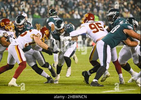 Philadelphia, Pennsylvania, USA. 21st Dez 2021. 21. Dezember 2021, Philadelphia PA- Eagles-Fußballspieler MILES SANDERS RB (26) während des Spiels auf dem Lincoln Financial Field in Aktion (Bildnachweis: © Ricky Fitchett/ZUMA Press Wire) Stockfoto
