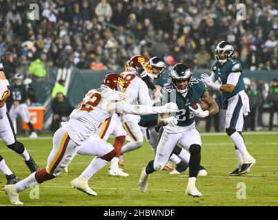 Philadelphia, Pennsylvania, USA. 21st Dez 2021. 21. Dezember 2021, Philadelphia PA- Eagles-Fußballspieler MILES SANDERS RB (26) während des Spiels auf dem Lincoln Financial Field in Aktion (Bildnachweis: © Ricky Fitchett/ZUMA Press Wire) Stockfoto