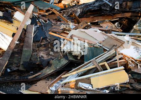 Ein Haufen Holz- und Metallschutt aus dem Abriss eines alten Gebäudes in Speculator, NY, USA Stockfoto