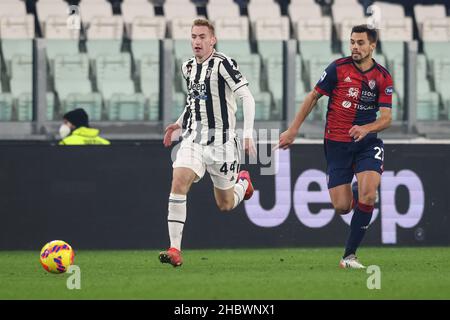 Turin, Italien, 21st. Dezember 2021. Dejan Kulusevski von Juventus wird von Alberto Grassi von Cagliari während des Serie-A-Spiels im Allianz-Stadion in Turin verfolgt. Bildnachweis sollte lauten: Jonathan Moscrop / Sportimage Stockfoto