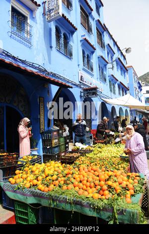Der bunte Markt vor der Mauer der Medina von Chefchaouen, Marokko. Stockfoto