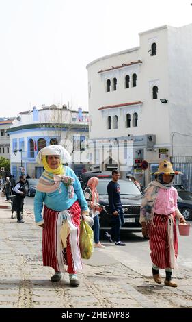 Der bunte Markt vor der Mauer der Medina von Chefchaouen, Marokko. Stockfoto