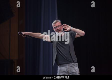 Bologna, Italien. 21st Dez 2021. Nach der großen Party in der Arena von Verona, bei der er 30 Jahre Karriere feierte, ging Marco Masini zum EuropAuditorium Theater in Bologna für ein Konzert, wo er seine größten Hits sang. (Foto: Carlo Vergani/Pacific Press) Quelle: Pacific Press Media Production Corp./Alamy Live News Stockfoto