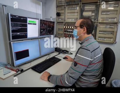 Darmstadt, Deutschland. 17th. November 2021. Holger Kötting, technischer Leiter der Installation im Darmstädter Eisenbahnbetriebsszenario (EBD), steuert mit einem Computer die verschiedenen Szenarien, die auf der Modelleisenbahnanlage dargestellt werden können. Die Simulationsanlage soll möglichst viele verschiedene Betriebssituationen auf der realen Bahn realistisch reproduzieren. (To dpa 'Training mit Spielzeuglokomotive - Modelleisenbahn hilft bei der Signalkastenarbeit') Quelle: Frank Rumpenhorst/dpa/Alamy Live News Stockfoto