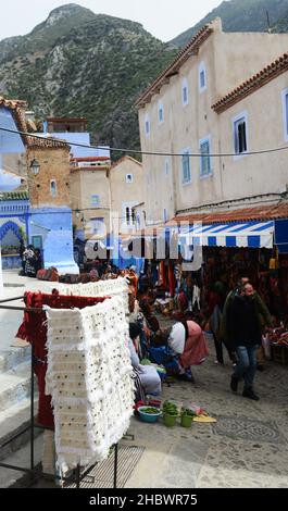 Farbenfroher Markt in der Medina von Chefchaouen, Marokko. Stockfoto