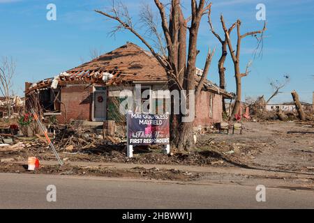 MAYFIELD, KENTUCKY - 20. DEZEMBER: Ein Zeichen, das den Ersthelfern vor einem historischen Haus, das während eines Tornados beschädigt wurde, am 20. Dezember 2021 in Mayfield, Kentucky, dankte. Mehrere nächtliche Tornados schlugen am 10. Dezember in mehreren Bundesstaaten des Mittleren Westens ein, was zu weit verbreiteten Zerstörungen und mehreren Verletzten führte. Stockfoto