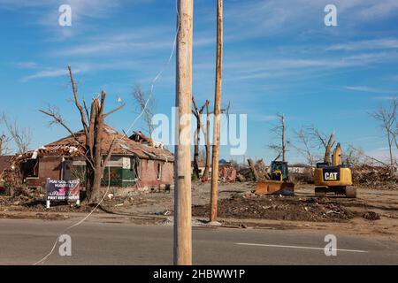 MAYFIELD, KENTUCKY - 20. DEZEMBER: Ein Zeichen, das den Ersthelfern vor einem historischen Haus, das während eines Tornados beschädigt wurde, am 20. Dezember 2021 in Mayfield, Kentucky, dankte. Mehrere nächtliche Tornados schlugen am 10. Dezember in mehreren Bundesstaaten des Mittleren Westens ein, was zu weit verbreiteten Zerstörungen und mehreren Verletzten führte. Stockfoto