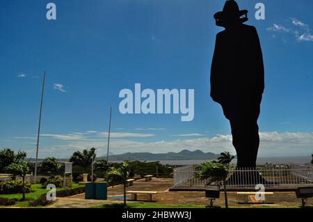 Riesige metallische Silhouette des Nationalhelden, General de Hombre Libres, Augusto Cesar Sandino, auf Loma de Tiscapa, dem höchsten Hügel von Manag Stockfoto