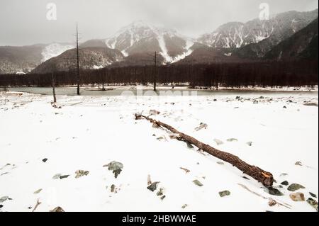 Frühwinter in Taisho-ike, Kamikochi, Japan. Stockfoto