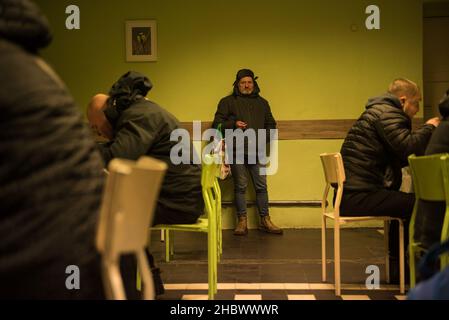 Lublin, Polen. 09th Dez 2021. Freiwilligenprogramm für Obdachlose im Freiwilligenzentrum in Lublin. (Foto: Jakub Podkowiak/PRESSCOV/Sipa USA) Quelle: SIPA USA/Alamy Live News Stockfoto