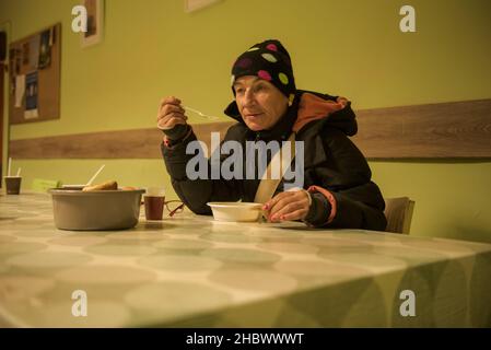 Lublin, Polen. 09th Dez 2021. Freiwilligenprogramm für Obdachlose im Freiwilligenzentrum in Lublin. (Foto: Jakub Podkowiak/PRESSCOV/Sipa USA) Quelle: SIPA USA/Alamy Live News Stockfoto