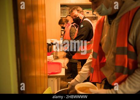 Lublin, Polen. 09th Dez 2021. Freiwilligenprogramm für Obdachlose im Freiwilligenzentrum in Lublin. (Foto: Jakub Podkowiak/PRESSCOV/Sipa USA) Quelle: SIPA USA/Alamy Live News Stockfoto