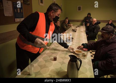 Lublin, Polen. 09th Dez 2021. Freiwilligenprogramm für Obdachlose im Freiwilligenzentrum in Lublin. (Foto: Jakub Podkowiak/PRESSCOV/Sipa USA) Quelle: SIPA USA/Alamy Live News Stockfoto