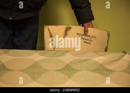 Lublin, Polen. 09th Dez 2021. Freiwilligenprogramm für Obdachlose im Freiwilligenzentrum in Lublin. (Foto: Jakub Podkowiak/PRESSCOV/Sipa USA) Quelle: SIPA USA/Alamy Live News Stockfoto