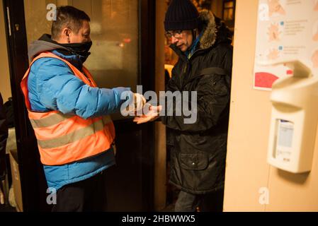 Lublin, Polen. 09th Dez 2021. Freiwilligenprogramm für Obdachlose im Freiwilligenzentrum in Lublin. (Foto: Jakub Podkowiak/PRESSCOV/Sipa USA) Quelle: SIPA USA/Alamy Live News Stockfoto