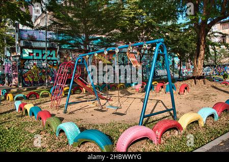 Bangkok Thailand 12.20.2021 Chalerm La Park ein kleiner umzäunter Platz mit einem Sportplatz und einem Spielplatz, der für seine farbenfrohen Wandgemälde bekannt ist Stockfoto