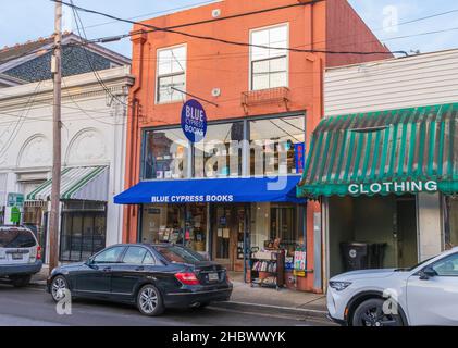 NEW ORLEANS, LA, USA - 17. DEZEMBER 2021: Blue Cypress Bookstore auf der Oak Street in Carrollton Neighborhood Stockfoto