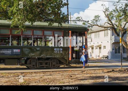 NEW ORLEANS, LA, USA - 18. DEZEMBER 2021: Frau an Bord der Straßenbahn auf der South Carrollton Avenue Stockfoto