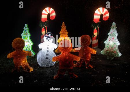 Weihnachtsfiguren und -Dekorationen Glow in the Dark. Stockfoto