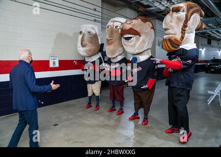 Washington, DC, USA. 29th September 2021. Präsident Joe Biden begrüßt die Präsidenten der Washington Nationals Racing beim Kongress-Baseballspiel am Mittwoch, den 29. September 2021, im Nationals Park in Washington. (Offizielles Foto von Adam Schultz) Quelle: White House/ZUMA Press Wire Service/ZUMAPRESS.com/Alamy Live News Stockfoto