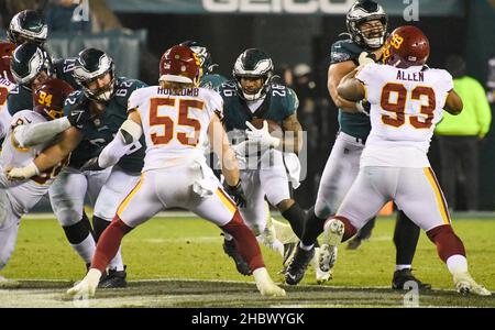 Philadelphia, Pennsylvania, USA. 21st Dez 2021. 21. Dezember 2021, Philadelphia PA- Eagles MILES SANDERS RB (26) im Kampf gegen die WFT während des Spiels auf dem Lincoln Financial Field (Bildnachweis: © Ricky Fitchett/ZUMA Press Wire) Stockfoto