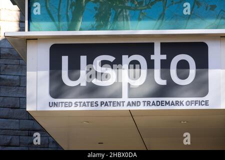 USPTO-Zeichen an der Fassade des Patent- und Markenamts der Vereinigten Staaten - San Jose, Kalifornien, USA - 2021 Stockfoto