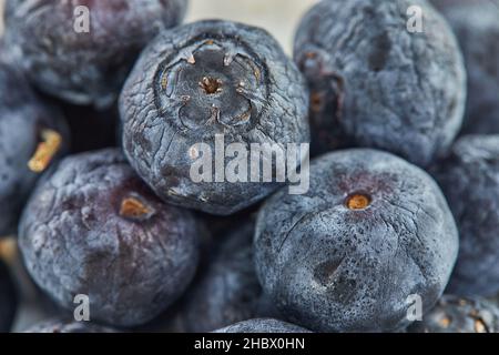 Heidelbeeren sind auf dem Teller bereit zu essen. Nahaufnahme Stockfoto