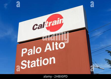 Schild für den Bahnhof Palo Alto. Caltrain Wegweiser - Palo Alto, California, USA - 2021 Stockfoto