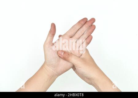 Zyanotische Hände oder periphere Zyanose oder blaue Hände bei einem jungen Mann aus Südostasien mit angeborenem Herzfehler. Stockfoto