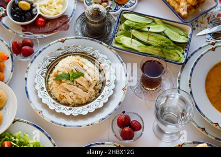 Traditioneller türkischer Ramadan-Esstisch mit großer iftar-Speisekarte. Konzeptionelles Bild des Ramadan-Festes. Stockfoto