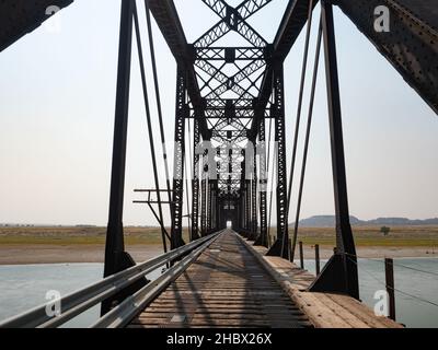 Railroad Bridge wurde zur Motor Vehicle Bridge umgebaut, die den Yellowstone River in Eastern Montana mit einem hölzernen Fußweg auf der rechten Seite und einem Bahngleis überspannt Stockfoto