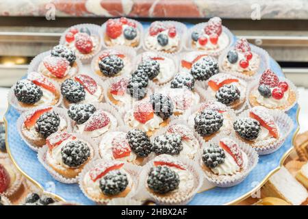 Konditorei Schaufenster mit einer Vielzahl von Mini-Desserts und Kuchen, selektive Fokus. Stockfoto