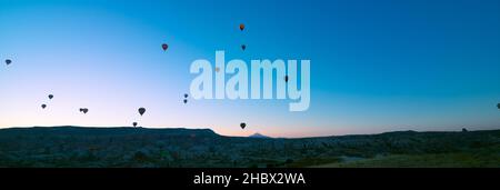 Heißluftballons. Silhouette von Heißluftballons in Kappadokien bei Sonnenaufgang. Stockfoto