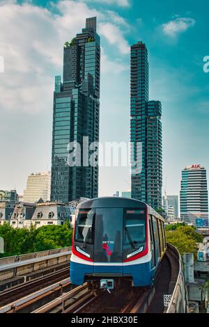 Bangkok, Thailand 12.03.2021 BTS Skytrain kommt am BTS-Bahnhof Chong Nonsi an Stockfoto
